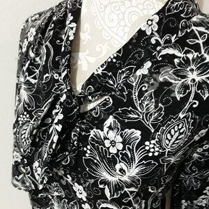 Adrienne Vittadini lovely balck and white tie collar top size L
